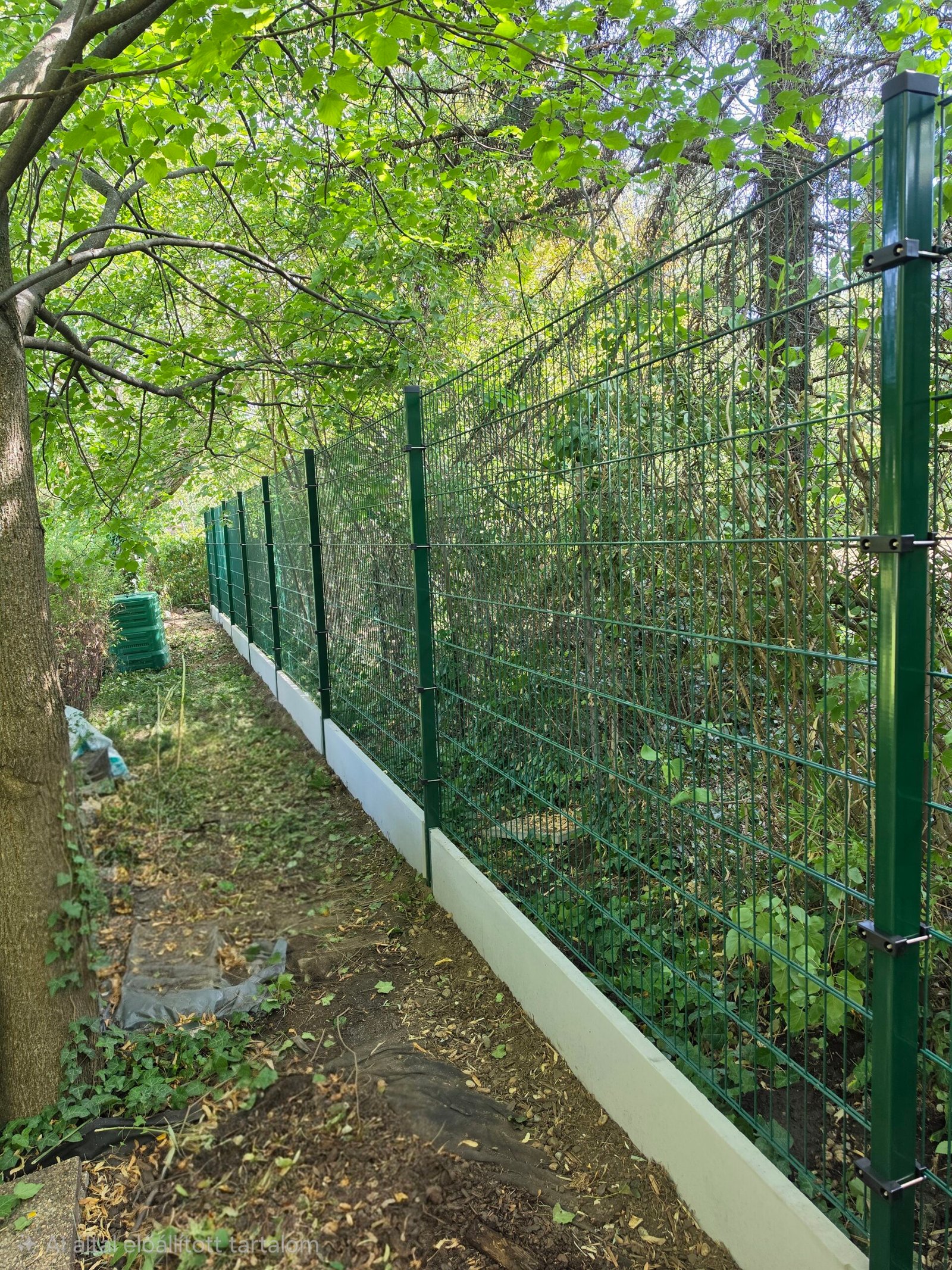 2D Táblás kerítés beton lábazati elemmel